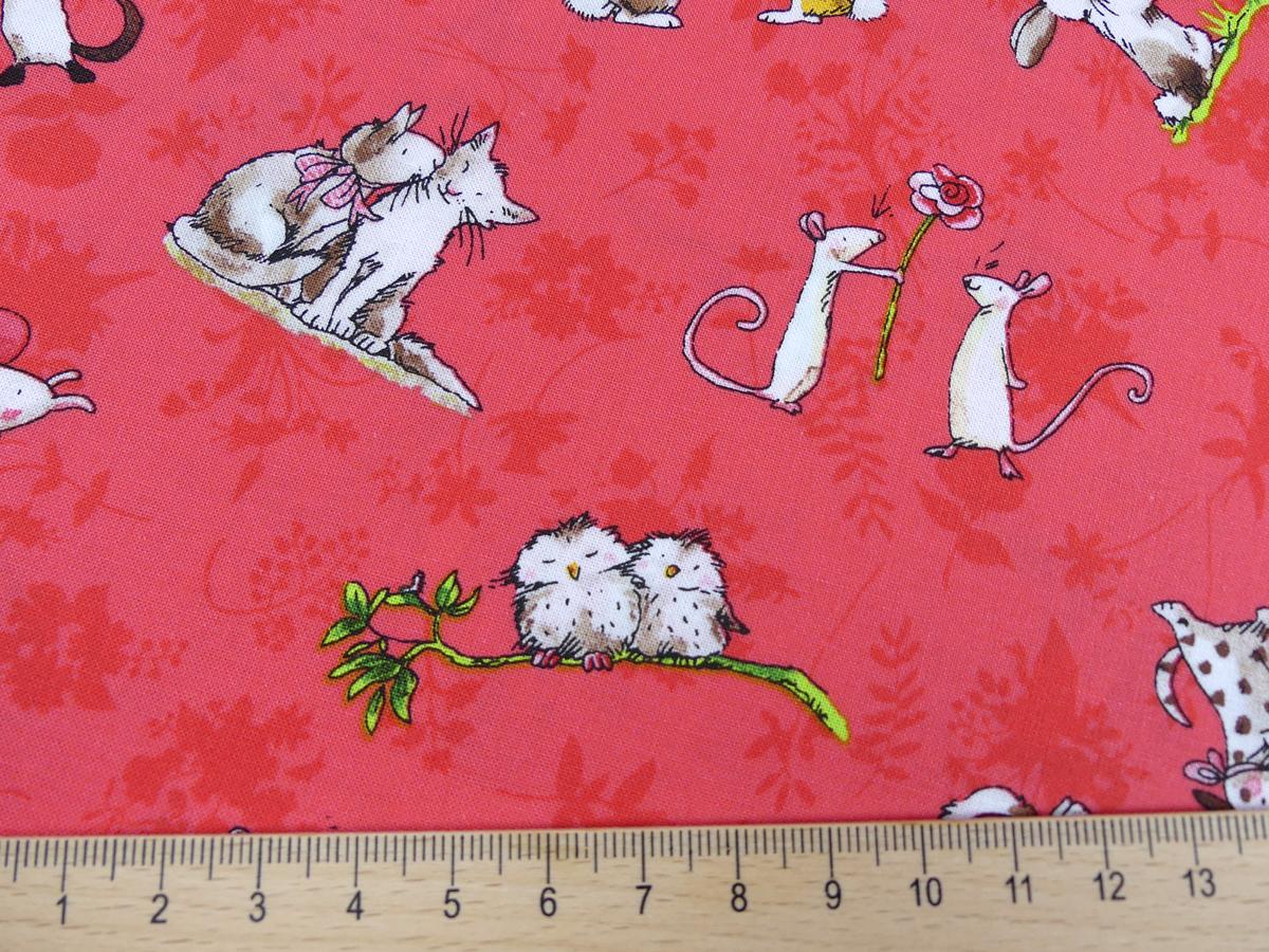 Patchworkstoff in rot aus der Serie From the Hearts von Clothworks Detailansicht Katzen Mäuse Uhu